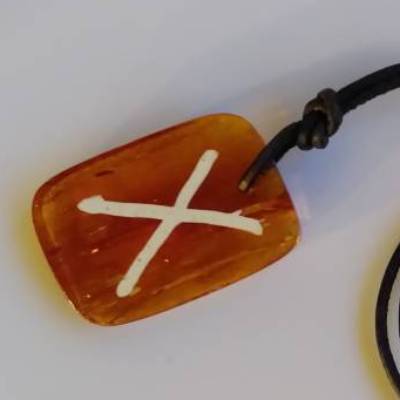 Rune Nautiz Bernstein Amulett