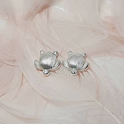 Mini Schildkröten Ohrstecker aus recyceltem Feinsilber (999) matt gebürstet