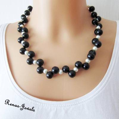 Zweireihiges Collier schwarz weiß – kurze Perlenkette mit Glaswachsperlen, 47 cm + 5,5 cm Verlängerung