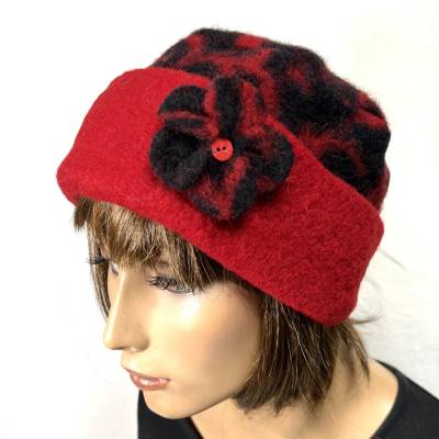 weiche Mütze Rosalie, aus flauschigem Bio-Wollwalk, schwarz mit rotem Muster, roter Krempe und einer Ansteckblume