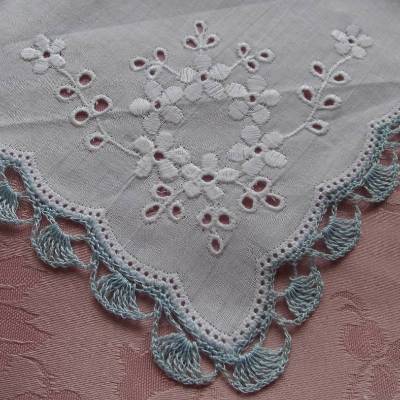 Vintage Taschentuch Baumwolle weiß mit von Hand gehäkelter Spitze in hellblau 1980er Jahre