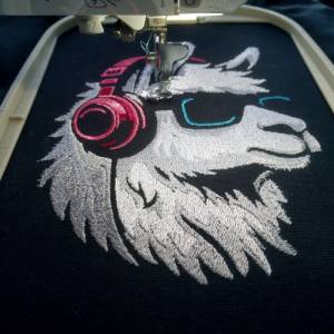 Maschinen Stickdatei - Lama cool Color Lichteffekt 12-14*18cm Bild 2