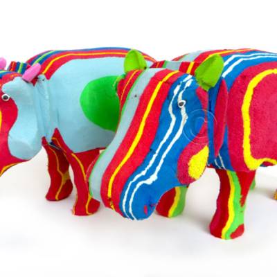 Skulptur Nilpferd mittel aus Flip Flops