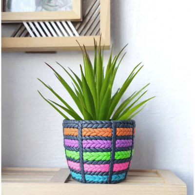 Kleiner Bunter Pflanzentopf im Strickdesign aus Polymer-Ton mit Keramik Basis perfekt für Sukkulenten und Kakteen