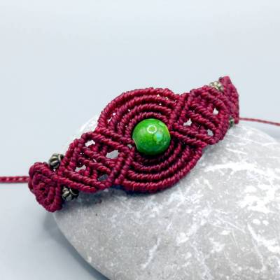 bezauberndes Makramee Armband in weinrot mit einer Keramikperle in pistazie