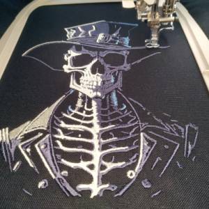 Maschinen Stickdatei - Skelett mit Hut Lichteffekt 12-14x18cm Bild 2