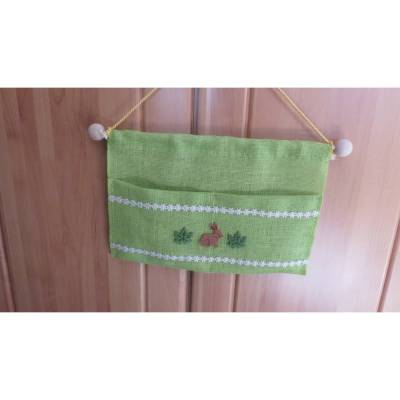 Utensilo in frischem Frühlingsgrün mit Blumenborte und Filzhäschen verziert