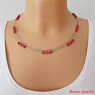 Zweireihige Würfel Kette aus rotem synthetischen Marmor Würfeln und silberfarbenen Perlen – kurze Damenkette