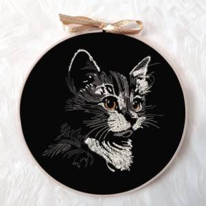 Maschinen Stickdatei - Katze Konturen grau Lichteffekt 12-14x18cm Bild 5