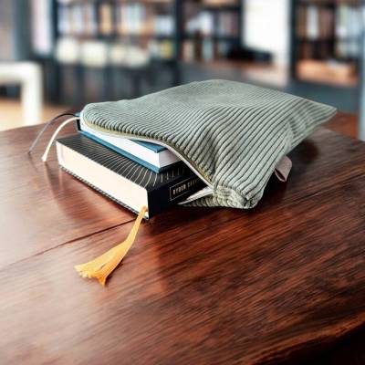 Wunderschön und praktisch – Buchhülle aus Cord in Olivgrün