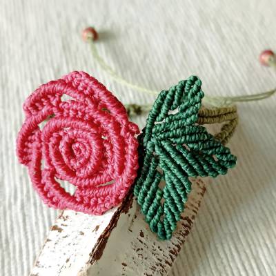zauberhaftes Makramee Armband mit einer Rose in der Farbe beere und 3-fach Blatt