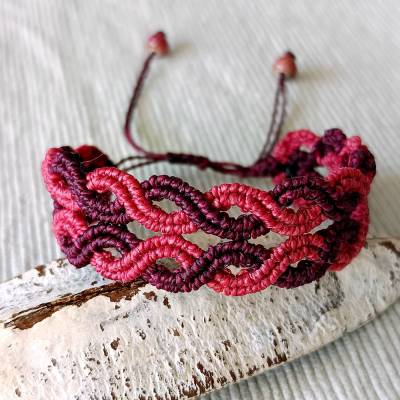 Makramee Armband in einer Farbkombination aus bordeaux und beere