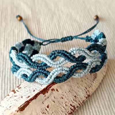 Makramee Armband in einer Farbkombination aus petrol und hellblau
