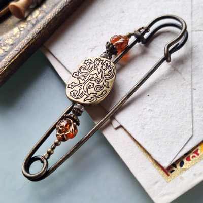 große Tuchnadel Blüten Bronze Ornament, Schmucknadel floral, Schalnadel bernsteinfarbene Perlen Geschenk N10-AB
