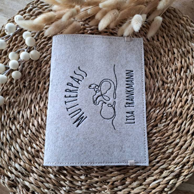 Personalisierbare Mutterpasshülle aus Filz | Mutterpassumschlag mit Herzen in beige | Geschenk zur Schwangerschaft