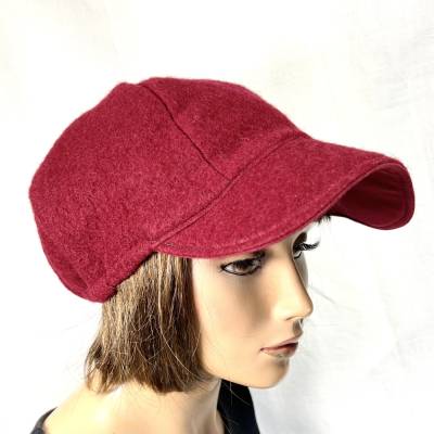 superweiche und warme Schirmmütze aus bordeaux-rotem BIO-Wollwalk, kompl. gef. mit Baumwolle, wendbar