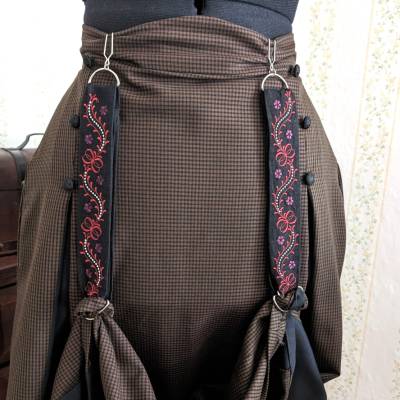 Rockzipfelhalter Rockraffer aus Leinen mit floraler Stickerei viktorianisch