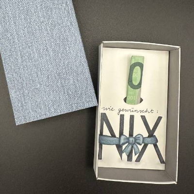 Originelles Geschenk für Leute, die sich nichts wünschen – Geldgeschenk mit Jeansoptik & blauer Schleife