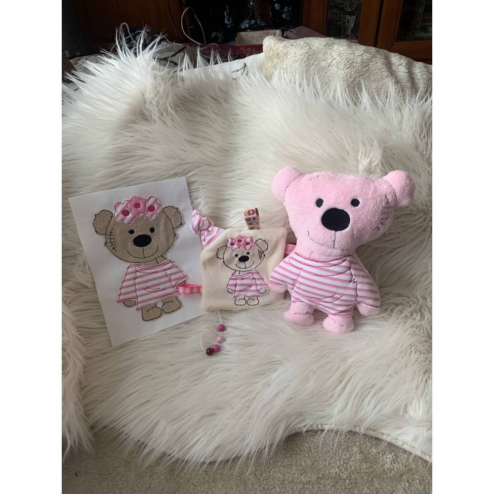 Stickdatei Doodle Teddy Bär Girl 3tlg. Set ITH 731 – Kuscheltier, Applikation & Schnullertuch In the Hoop Bild 1