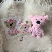 Stickdatei Doodle Teddy Bär Girl 3tlg. Set ITH 731 – Kuscheltier, Applikation & Schnullertuch In the Hoop Bild 1