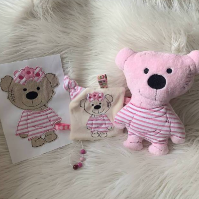 Stickdatei Doodle Teddy Bär Girl 3tlg. Set ITH 731 – Kuscheltier, Applikation & Schnullertuch In the Hoop