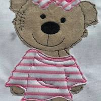Stickdatei Doodle Teddy Bär Girl 3tlg. Set ITH 731 – Kuscheltier, Applikation & Schnullertuch In the Hoop Bild 3