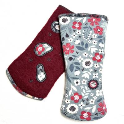 superweiche und warme Wende-Stulpen aus bordeaux-rotem BIO-Wollwalk, kompl. gef. mit Baumwoll-Jersey mit Blumenmuster