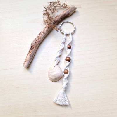Makramee-Schlüsselanhänger mit Muschel und 3 Holzperlen