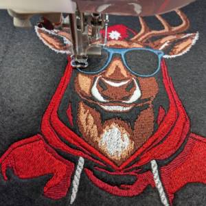 Maschinen Stickdatei Rudolph cool Color Lichteffekt 12-14x18cm – Rentier Weihnachten Hoodie Bild 6