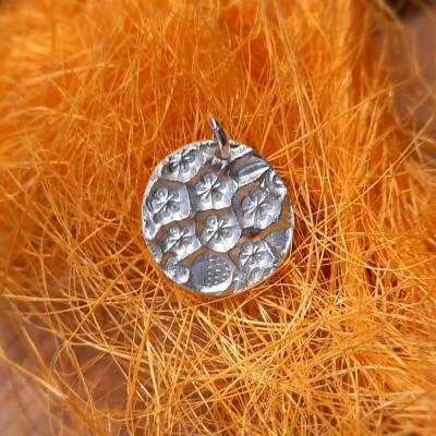 Runder Anhänger aus 999 Silber mit toller Textur aus Blüten und Erdbeere