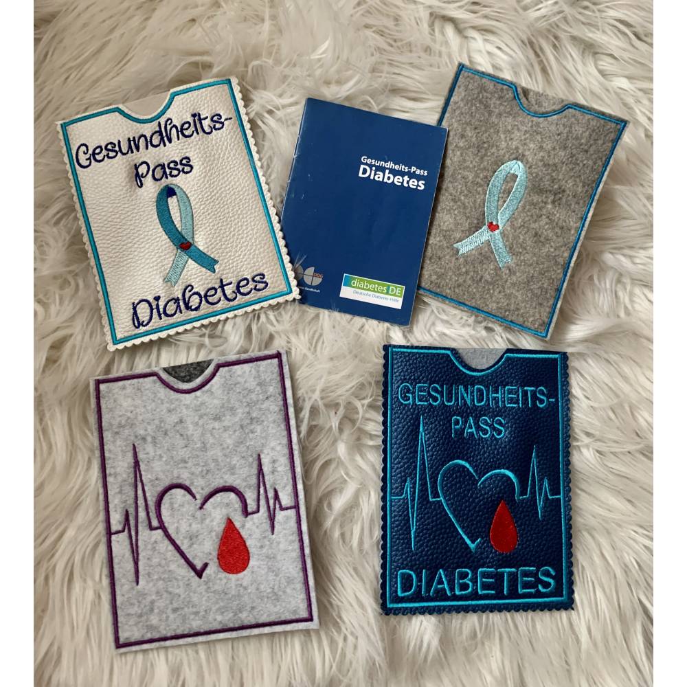 Stickdatei Diabetes Hülle für deutschen Gesundheitspass – In the Hoop Set mit Anleitung | Design by Jasmina Bild 1