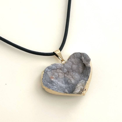 Halskette mit Chalcedon Herz No2, Naturbruch, Kette aus Echtleder