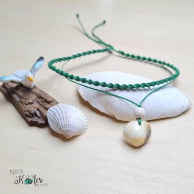 Grünes Fußkettchen mit echter Muschel und Holzperle