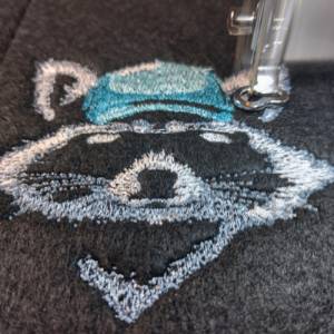 Maschinen Stickdatei - Waschbär cool Color Lichteffekt 18*18cm bzw. 20*20cm Bild 2