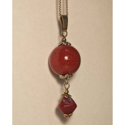 Kettenanhänger Porzellan rotbraun – Handgefertigter Schmuckanhänger mit böhmischer Glasperle