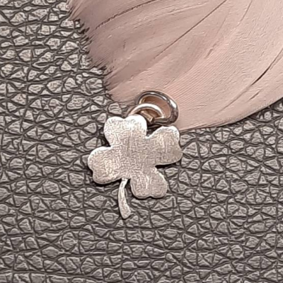 Zartes vierblättriges Kleeblatt aus 999 Silber, mattiert, Glücksbringer