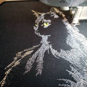 Maschinen Stickdatei - Katze KI sitzend Konturen Lichteffekt 12-14*18cm Bild 4