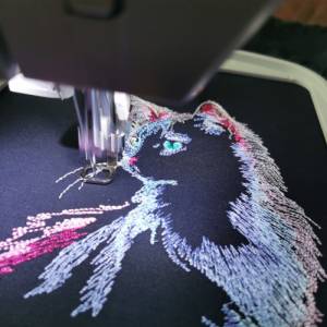 Maschinen Stickdatei - Katze KI sitzend Konturen Lichteffekt 12-14*18cm Bild 8