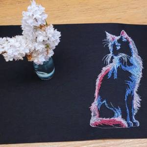 Maschinen Stickdatei - Katze KI sitzend Konturen Lichteffekt 12-14*18cm Bild 9