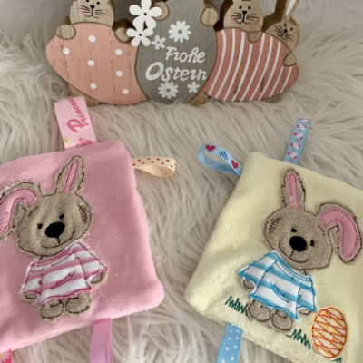 Stickdatei Doodle Teddy Ostern – Osterhase Bär Applikation Set 794 für Schnullertuch