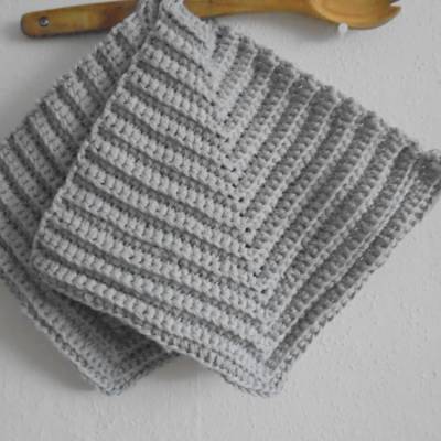 Farbige Topflappen gehäkelt aus grau/hellgrauer Baumwolle , ähnlich Schulgarn, aber dicker-da mehrfädig