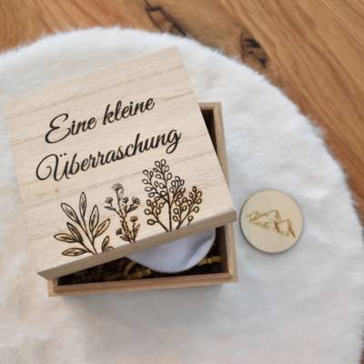Schwangerschaft verkünden mit Überraschungskiste – gravierte Holzkiste & personalisierte Socke