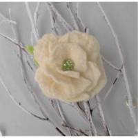 Filzblume weiß mit Rocaillesperlen als Brosche handgefilzt Rosenblüte Filzblume Bild 1