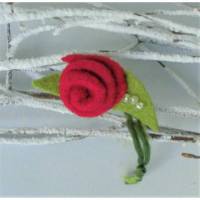 Filzblume rot Filzbrosche Filzschmuck aus Wolle zur Rosenblüte gestaltet mit Rocaillesperlen verziert Bild 1
