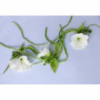 Filzblume gefilzte weiße Blume shabby Fensterblume mit langem Band Bild 1