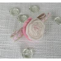 Filzrose rosa weiß beige als Filzbrosche Filzblüte Filzblume Bild 1