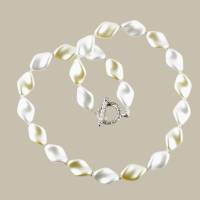 Halskette aus gedrehten Glaswachsperlen 49 cm weiß-creme Bild 1