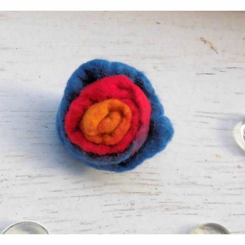 gefilzte Rose Filzblume Brosche zum Anstecken in blau rot gelb