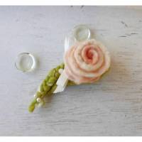 Filzrose weiß zartrosa als Brosche Filzblüte Filzblume gefilzte Rose mit Schleife und Wachsperlen Bild 1