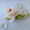 Filzrose weiß zartrosa als Brosche Filzblüte Filzblume gefilzte Rose mit Schleife und Wachsperlen Bild 2